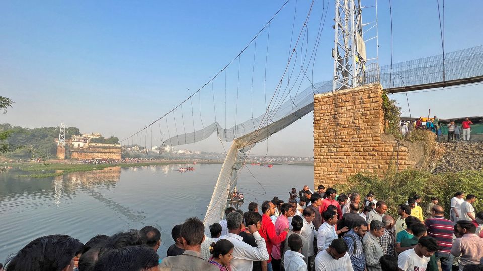 Collapsed-Bridge-in-India-Gujarat (2)
