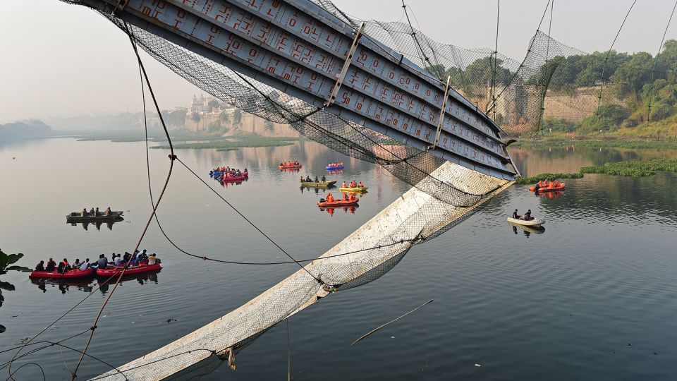 Collapsed-Bridge-in-India-Gujarat (3)