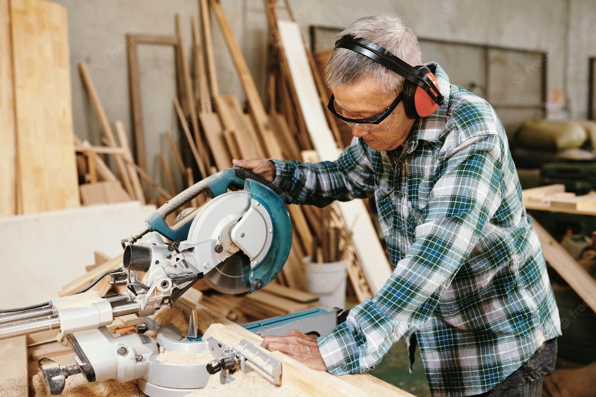 earmuffs-cutting-wood-plank-circular-saw-electric-tool safety