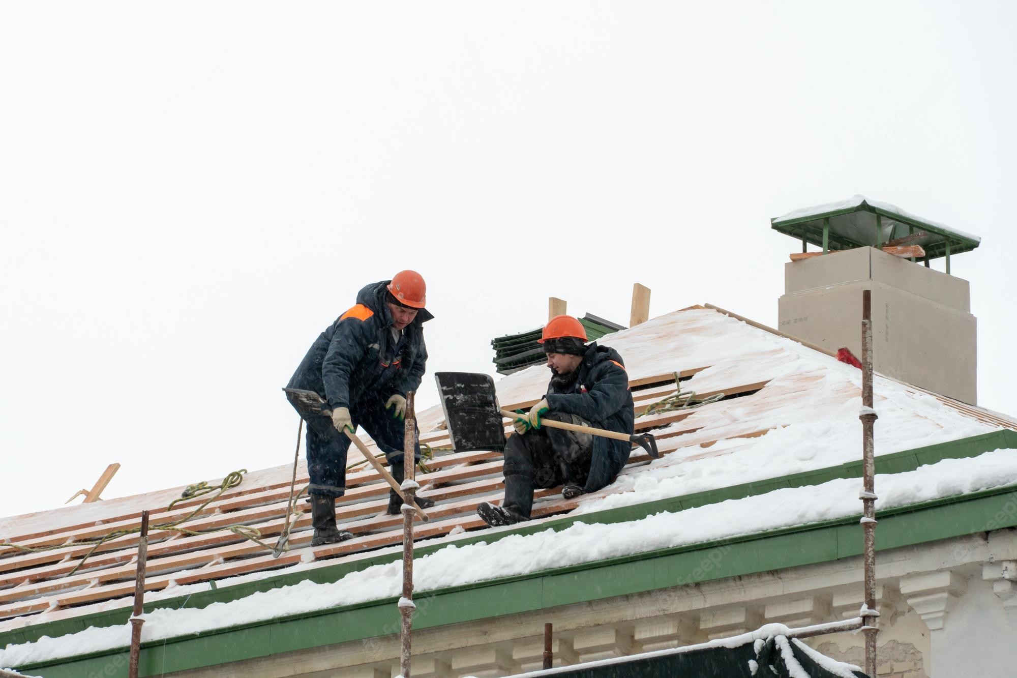 winter-roof-worker-fixing